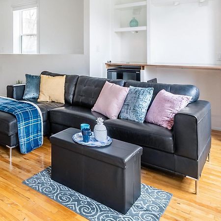 Modern 2 Bedroom Condo - Heart Of Leslieville Торонто Екстериор снимка