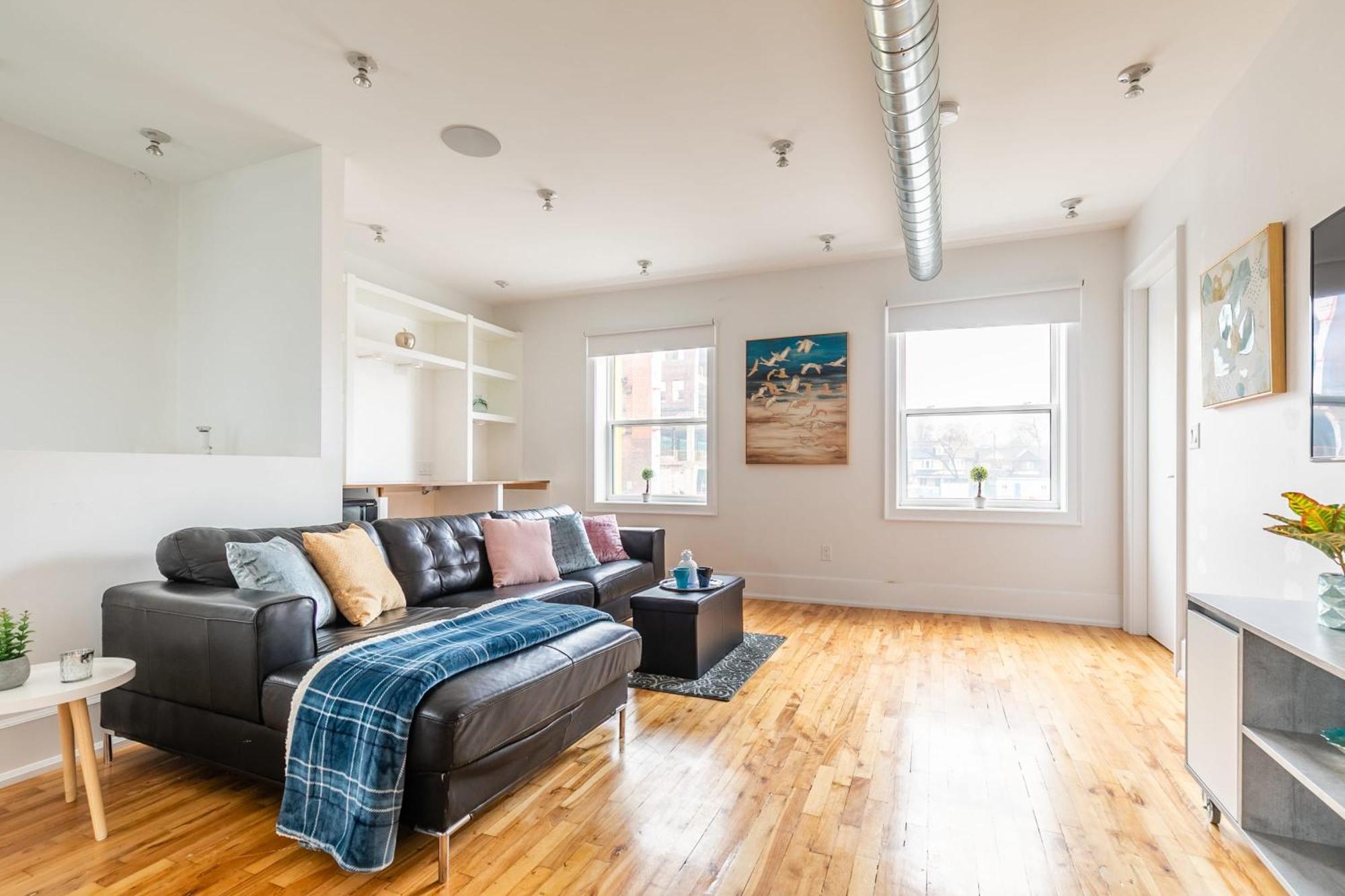 Modern 2 Bedroom Condo - Heart Of Leslieville Торонто Екстериор снимка
