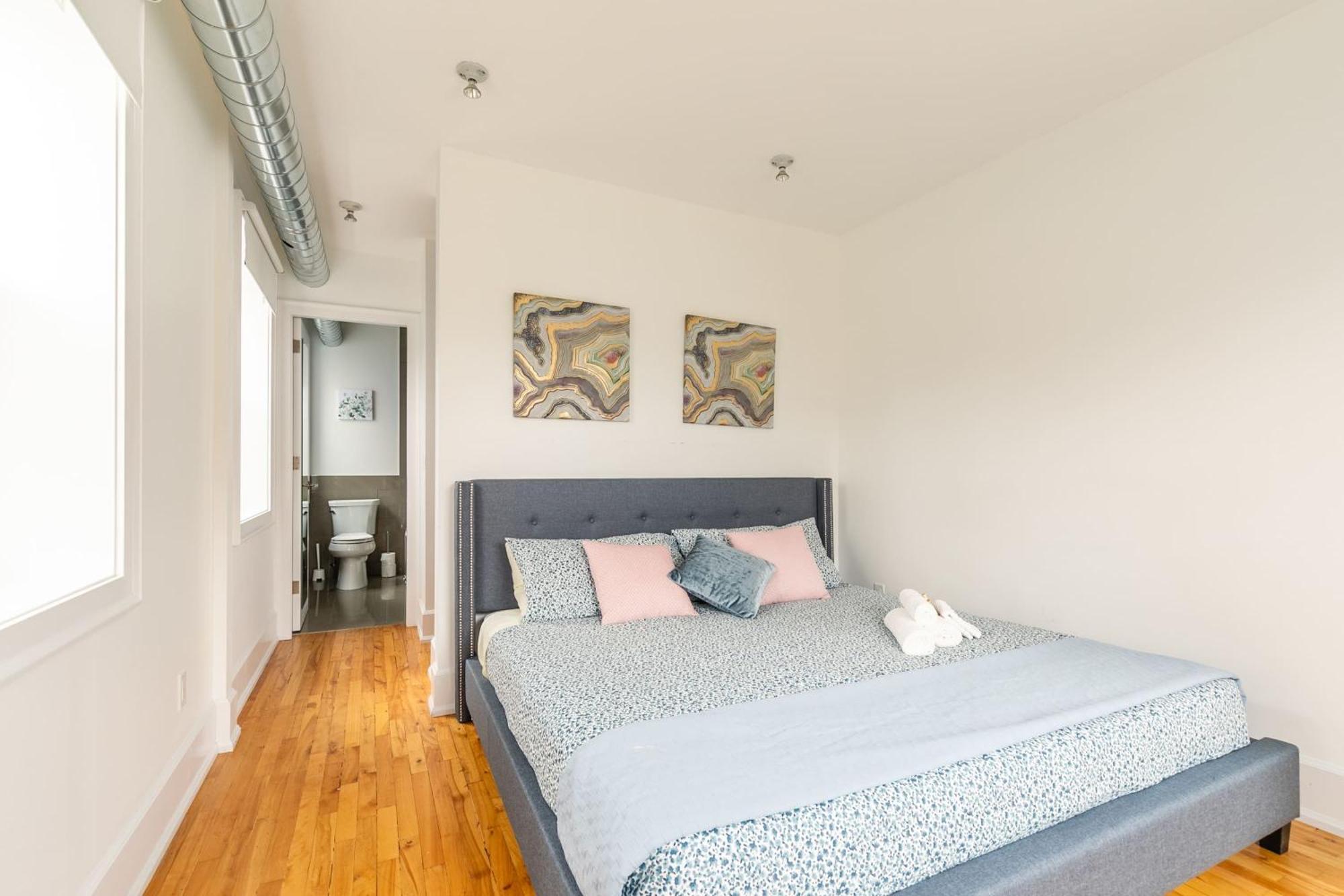 Modern 2 Bedroom Condo - Heart Of Leslieville Торонто Екстериор снимка