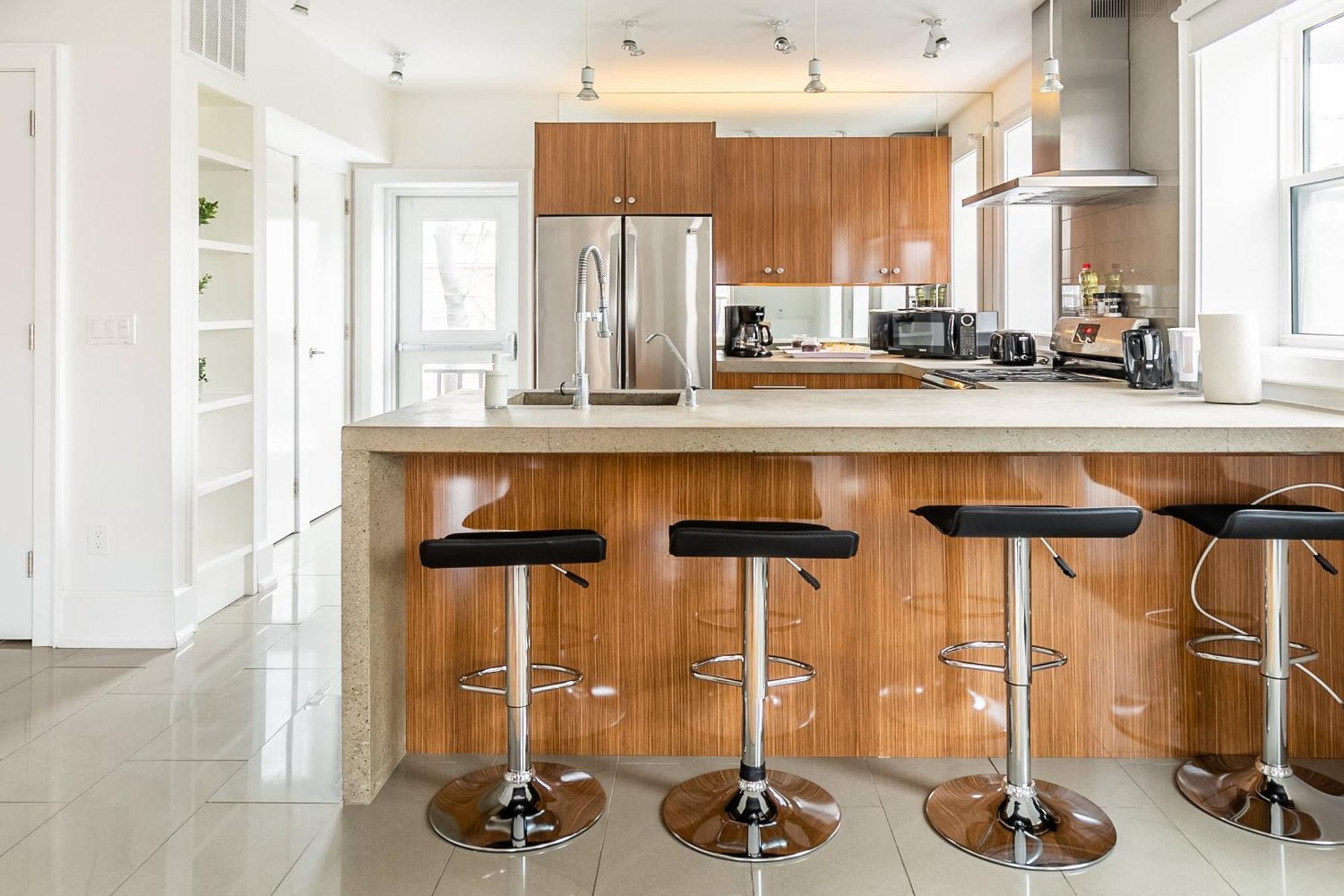 Modern 2 Bedroom Condo - Heart Of Leslieville Торонто Екстериор снимка