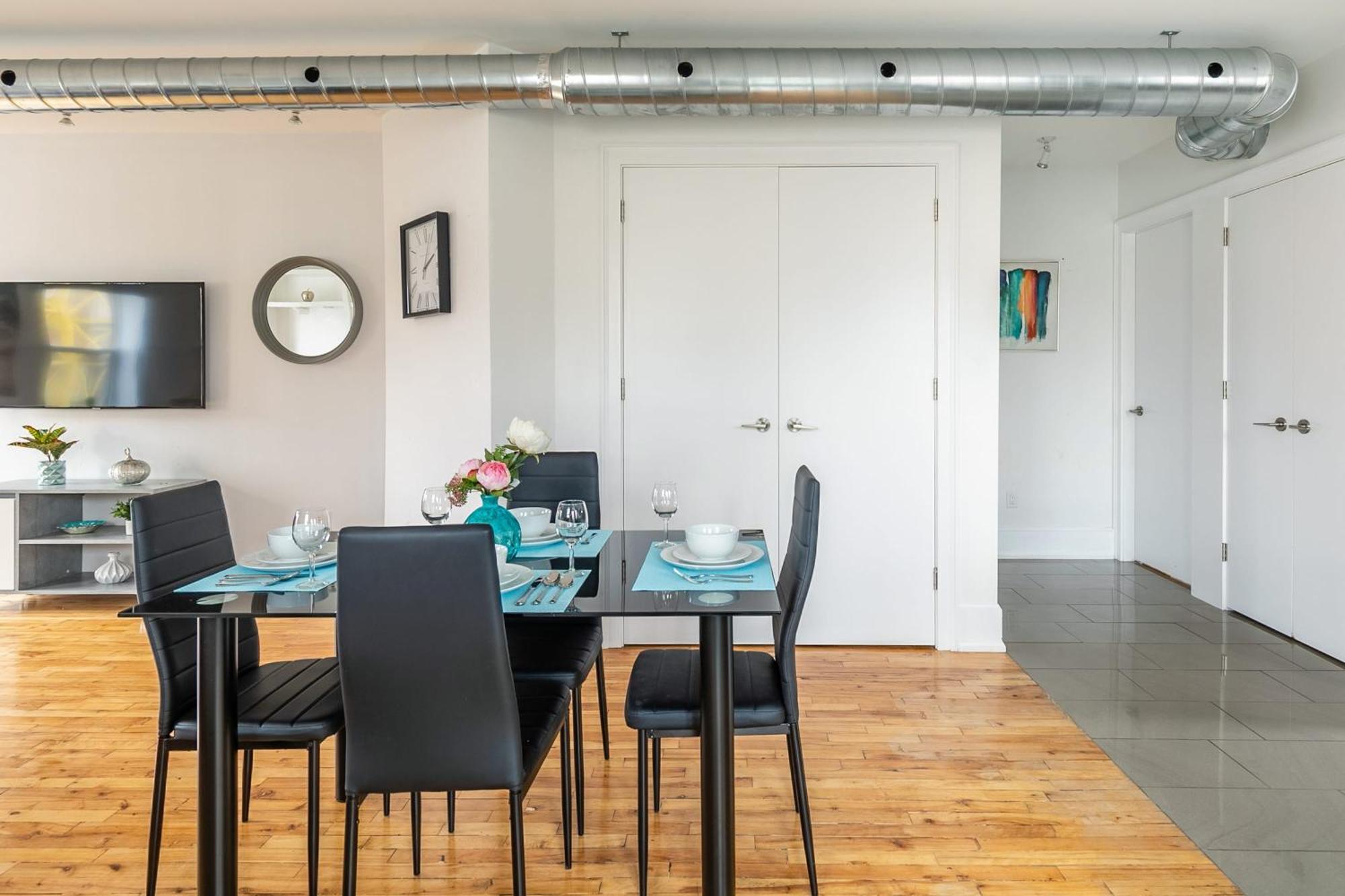 Modern 2 Bedroom Condo - Heart Of Leslieville Торонто Екстериор снимка