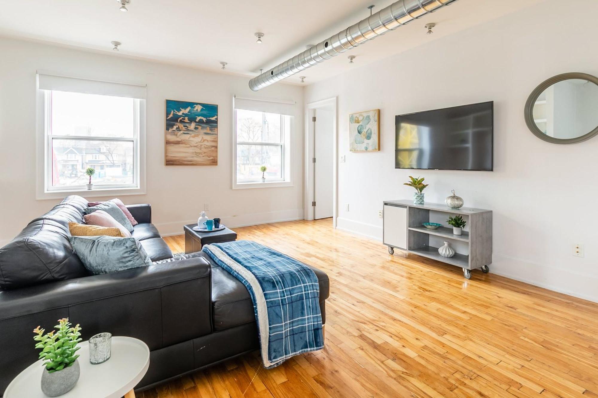 Modern 2 Bedroom Condo - Heart Of Leslieville Торонто Екстериор снимка