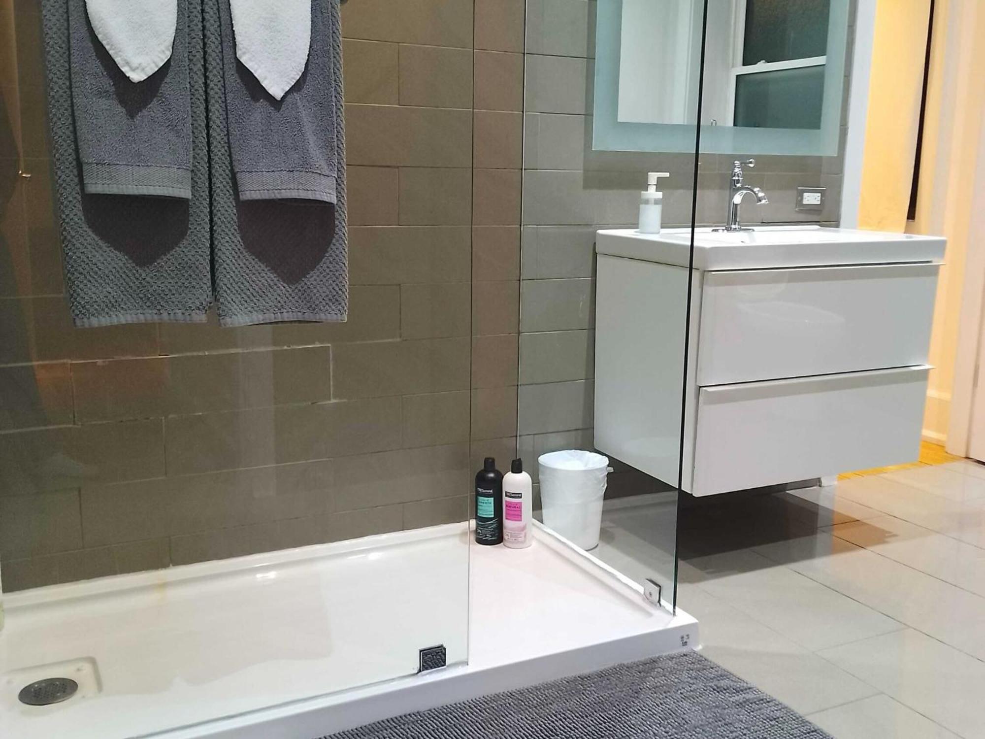 Modern 2 Bedroom Condo - Heart Of Leslieville Торонто Екстериор снимка